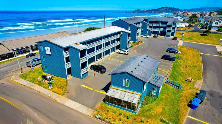 <b>Waves of Newport Exterior</b>. Images powered by <a href="https://www.leonardoworldwide.com/" title="Leonardo Worldwide" target="_blank">Leonardo</a>.