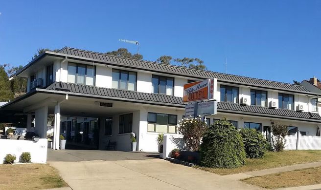 White Manor Motel Exterior