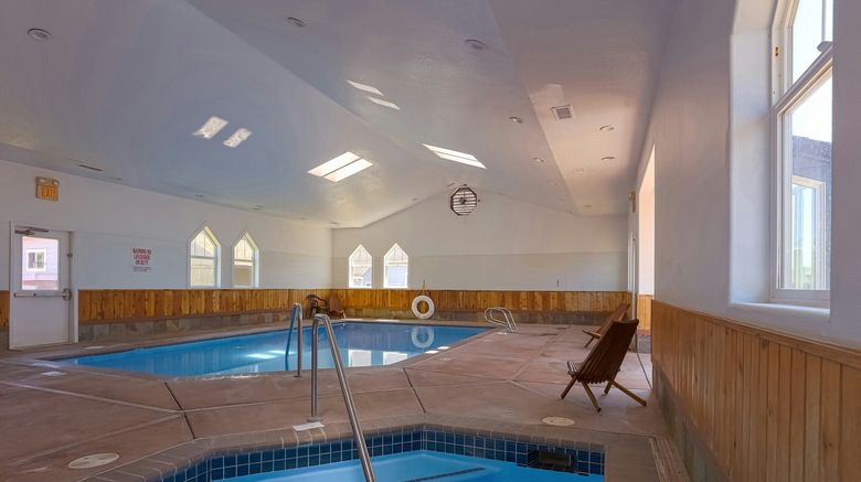 <b>Waves of Newport Room</b>. Images powered by <a href="https://www.leonardoworldwide.com/" title="Leonardo Worldwide" target="_blank">Leonardo</a>.