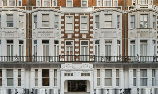 Bob W London Exterior