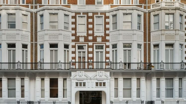 Bob W London Exterior