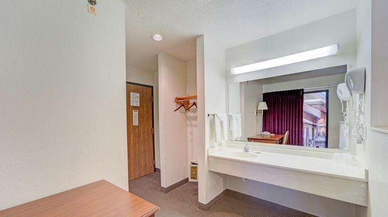 <b>Amerihost Inn & Suites Fulton Room</b>. Images powered by <a href="https://www.leonardoworldwide.com/" title="Leonardo Worldwide" target="_blank">Leonardo</a>.
