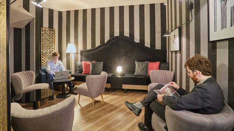 Hotel La Parizienne Lobby