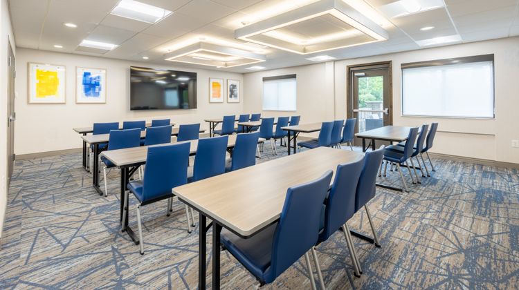 Holiday Inn Express & Suites Columbus Meeting