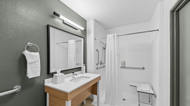 Spark by Hilton Cincinnati Airport South Room