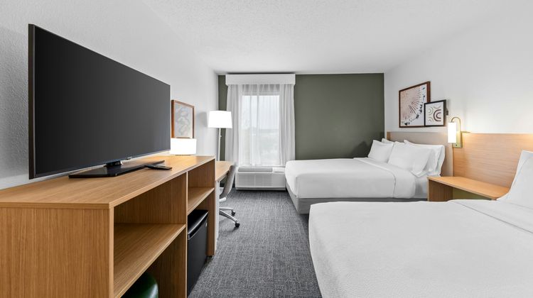 Spark by Hilton Cincinnati Airport South Room