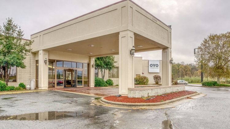 OYO Hotel Burlington South Exterior