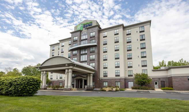 Holiday Inn Express & Suites Columbus Exterior