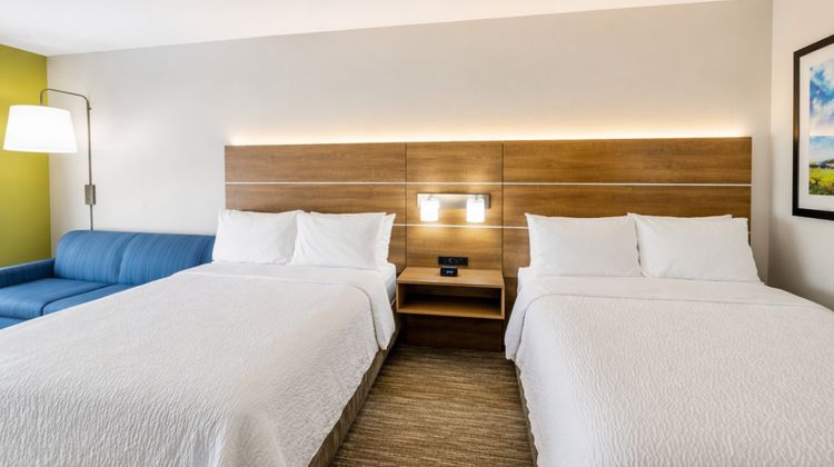 Holiday Inn Express & Suites Lindale Suite
