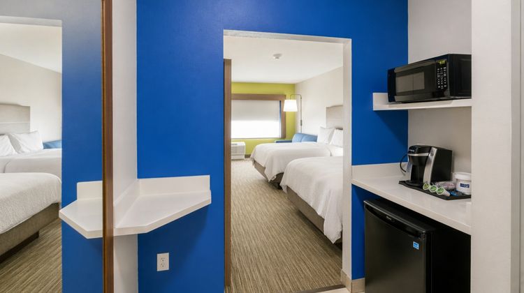 Holiday Inn Express & Suites Lindale Suite