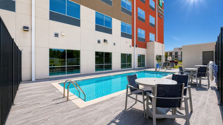 Holiday Inn Express & Suites Lindale Pool