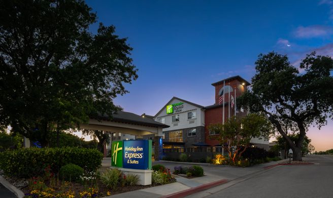 Holiday Inn Express & Suites Paso Robles Exterior