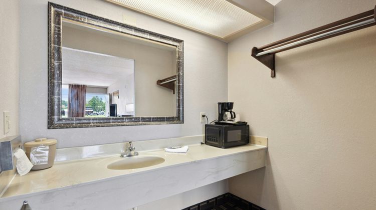 Relax Inn Greeneville Room