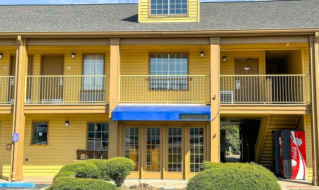Bonita Lakes Inn Exterior