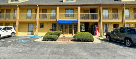 Bonita Lakes Inn Exterior