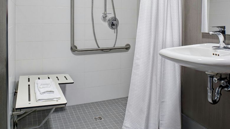 <b>Courtyard by Marriott Toronto Downtown Room</b>. Images powered by <a href="https://www.leonardoworldwide.com/" title="Leonardo Worldwide" target="_blank">Leonardo</a>.