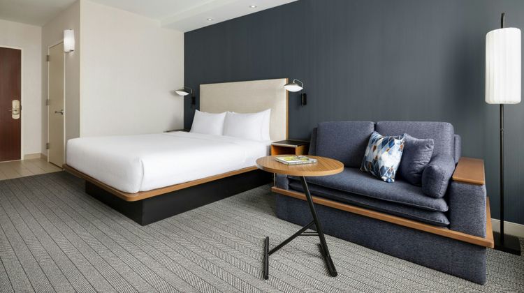 Courtyard by Marriott Midtown East Room