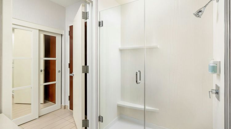 Courtyard by Marriott Midtown East Room