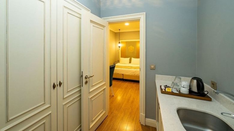 <b>Raymond Blue Hotel Room</b>. Images powered by <a href="https://www.leonardoworldwide.com/" title="Leonardo Worldwide" target="_blank">Leonardo</a>.