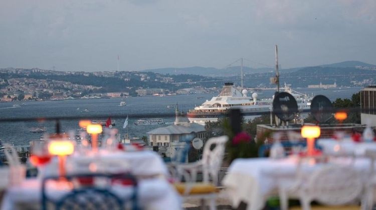 Raymond Blue Hotel Restaurant