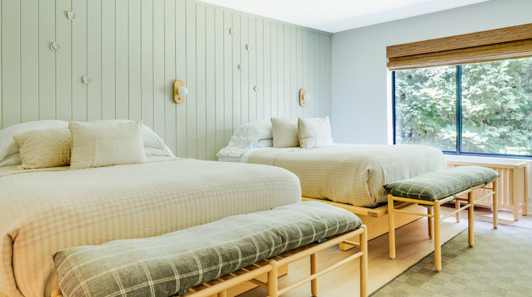 Laurel Lake Placid Room
