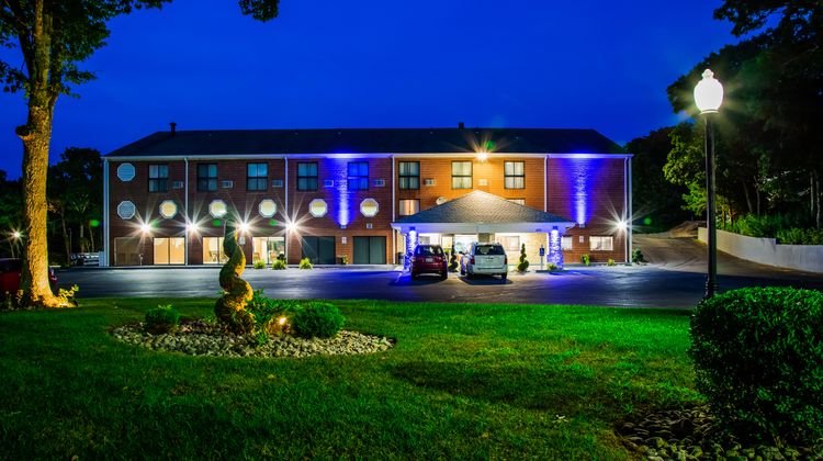 Holiday Inn Express Cape Cod Exterior