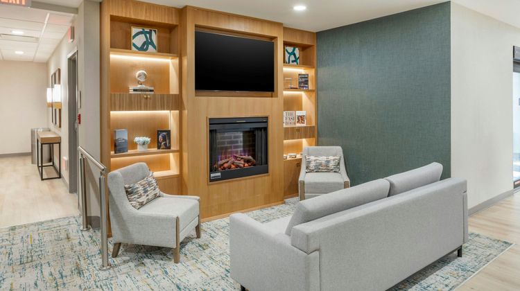 Four Points by Sheraton Newark Airport Lobby