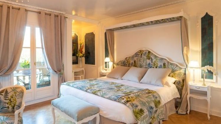 Chateau Jeanne & The Forest Room