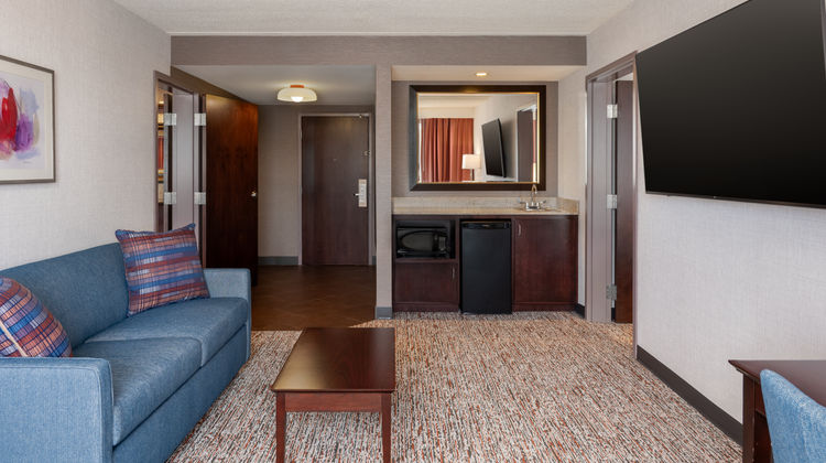 Garner Hotel Wadsworth by IHG Suite