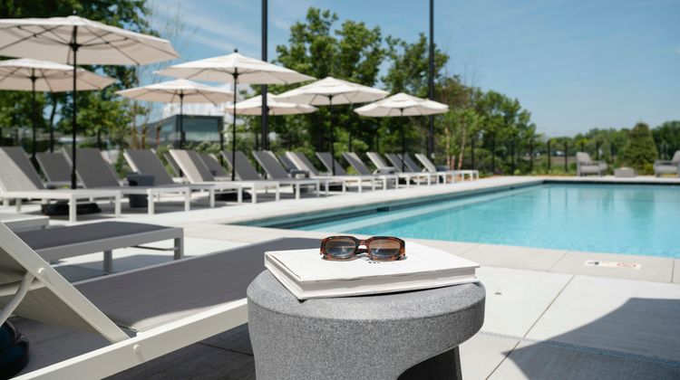 Omni Viking Lakes Hotel Pool