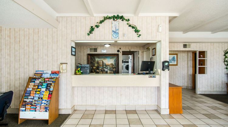 OYO Hotel Hutchinson KS West 4th Ave Lobby