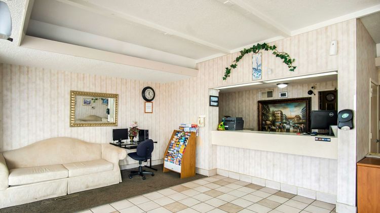 OYO Hotel Hutchinson KS West 4th Ave Lobby