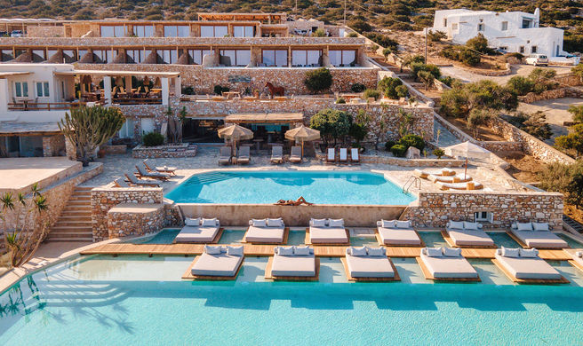 Luura Paros Cliff Exterior