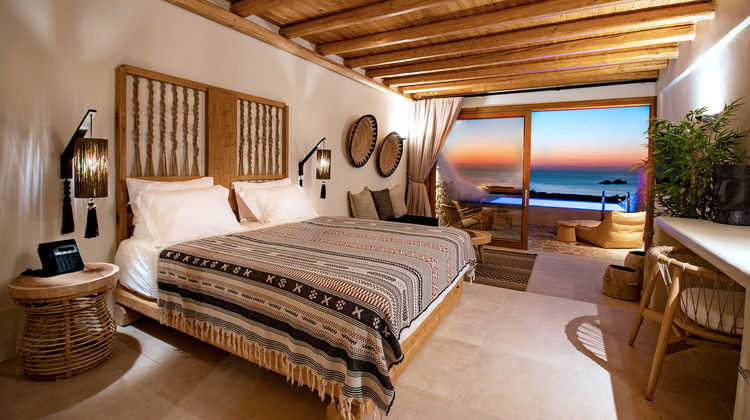 Luura Paros Cliff Suite