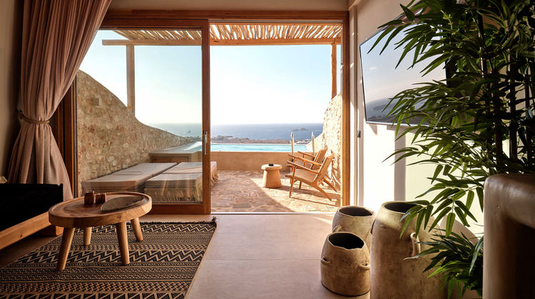 Luura Paros Cliff Suite