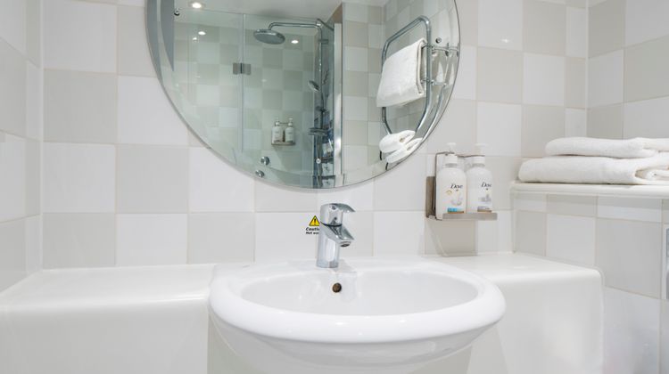 Holiday Inn London Heathrow Room