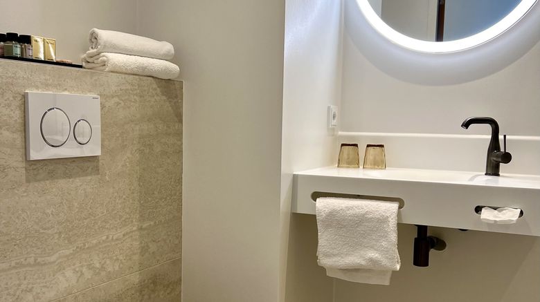 <b>Van der Valk Hotel Rotterdam-Nieuwerkerk Room</b>. Images powered by <a href="https://www.leonardoworldwide.com/" title="Leonardo Worldwide" target="_blank">Leonardo</a>.