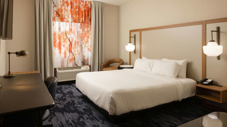 Fairfield Inn & Suites Lansing West Room