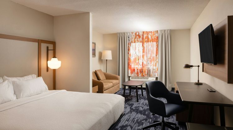 Fairfield Inn & Suites Lansing West Room