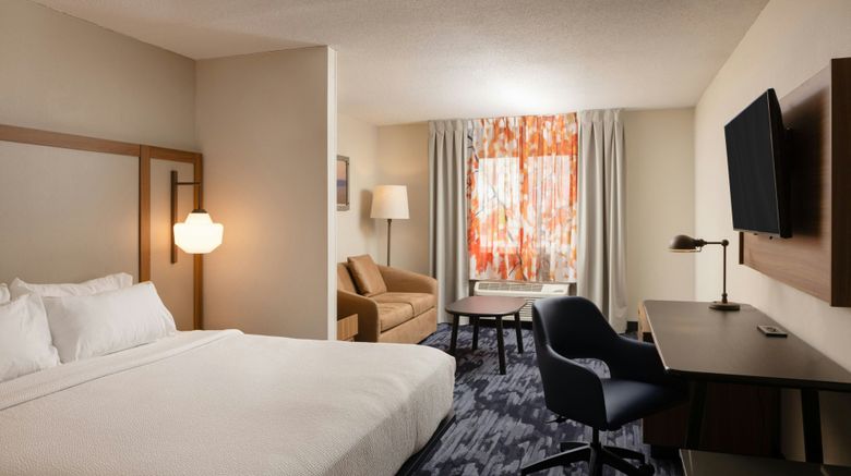 <b>Fairfield Inn & Suites Lansing West Room</b>. Images powered by <a href="https://www.leonardoworldwide.com/" title="Leonardo Worldwide" target="_blank">Leonardo</a>.