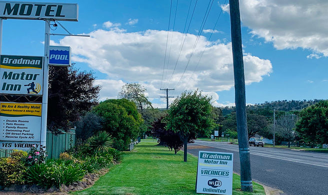Bradman Motor Inn Exterior
