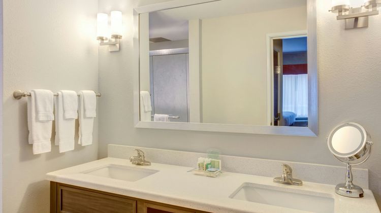 Holiday Inn & Suites Lafayette North Room