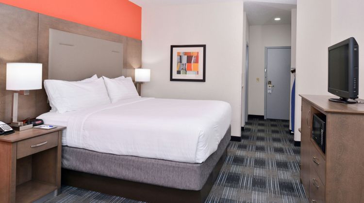 Holiday Inn Express Clanton Room