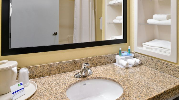 Holiday Inn Express Clanton Room