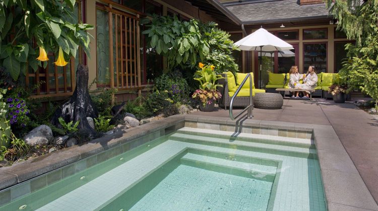 Willows Lodge Pool