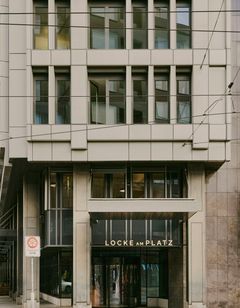 Locke am Platz