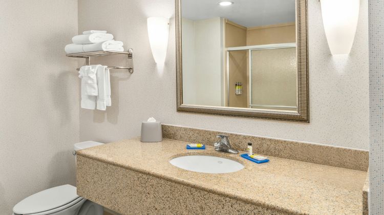 Holiday Inn Express Wilmington-Newark Suite