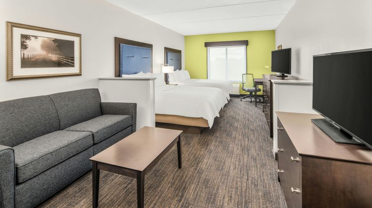 Holiday Inn Express Wilmington-Newark Suite