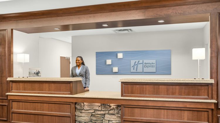 Holiday Inn Express Wilmington-Newark Lobby