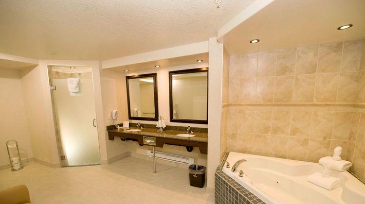 Holiday Inn Hotel & Suites-West Edmonton Suite